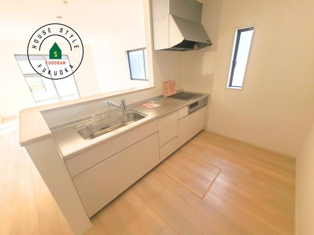 福津市西福間3丁目第7-2棟（1号棟）の内観：施工例|カウンターキッチンなら、リビングで遊ぶ子供の様子を見ながら料理ができるので安心です。料理を運んでもらったり、子供にお手伝いしてもらいやすいのもいいですね。