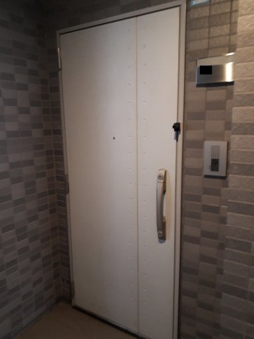 エコロジー白山レジデンスの玄関