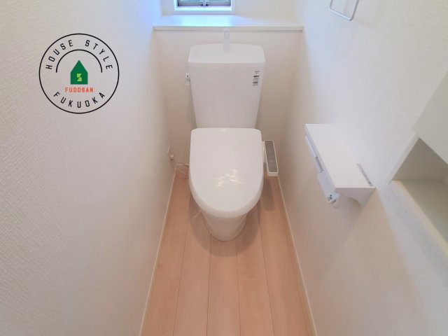 福津市西福間3丁目第7-2棟（2号棟）の内観：施工例|トイレ・ウォシュレット付。快適で衛生的な洗浄機能付温水シャワートイレです。収納や手すりもついてます。