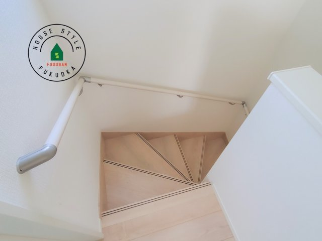 福津市西福間3丁目第7-2棟（2号棟）の内観：施工例|＜手すり付階段＞手すりがないと階段の昇り降りで危険なことはもちろん、壁に手をつきながら歩くことで壁紙が汚れやすくなります。すべての方に快適に昇り降りしていただくため、手すりを設置しました。