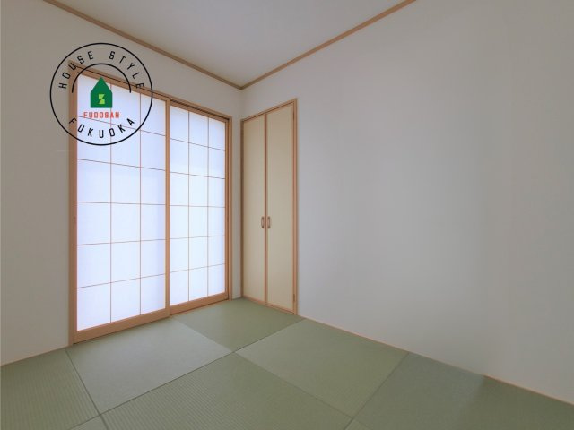 福津市西福間3丁目第7-2棟（2号棟）の内観：施工例|和室を上手に活用すると暮らし方の幅が広がります。例えば普段は開け放して、子供の小さいうちはお昼寝や遊びのスペースに。畳はソフトなので転んでもケガをしにくく安心です