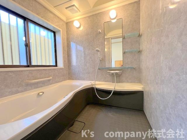 ●茅ヶ崎市高田4丁目　中古戸建の浴室|大きな窓があり換気がしやすく防カビにも役立ちます◇