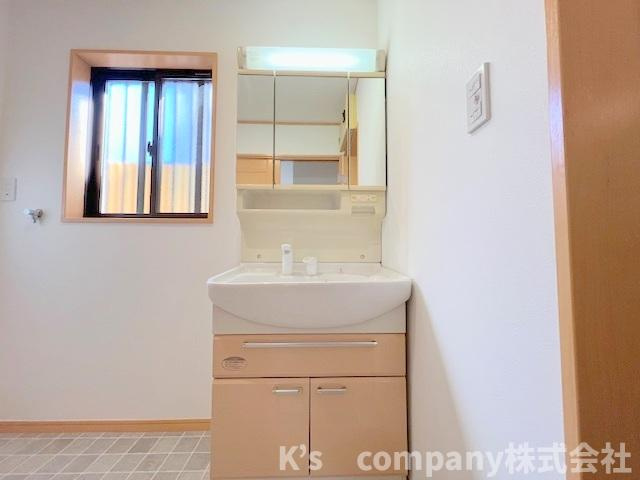 ●茅ヶ崎市高田4丁目　中古戸建の独立洗面台|三面鏡の内側には小物収納が充実しています◇