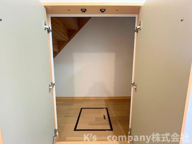 ●茅ヶ崎市高田4丁目　中古戸建の内装|脱衣所には階段下収納がついています◇