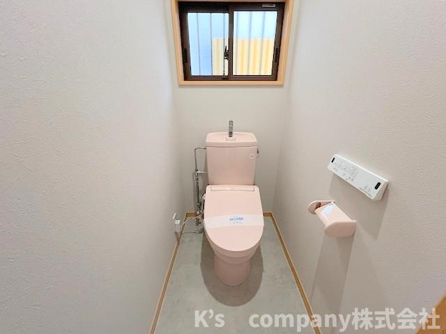 ●茅ヶ崎市高田4丁目　中古戸建のトイレ|白を基調とした清潔感のあるトイレ◇