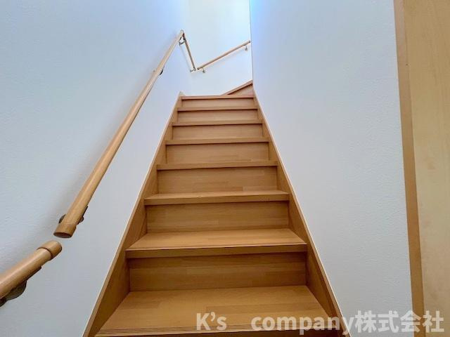 ●茅ヶ崎市高田4丁目　中古戸建の内装|手すり付きの階段☆小さいお子様やご年配の方にも安心の仕様です◇