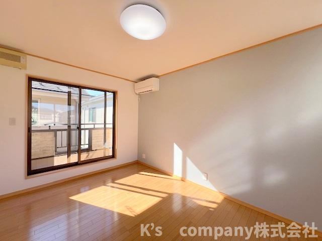 ●茅ヶ崎市高田4丁目　中古戸建の寝室|洋室7.7帖◇バルコニーに出入りができるお部屋で主寝室におすすめです◇