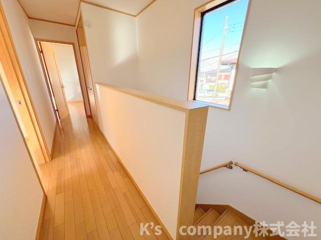 ●茅ヶ崎市高田4丁目　中古戸建の内装|2階の階段ホール☆