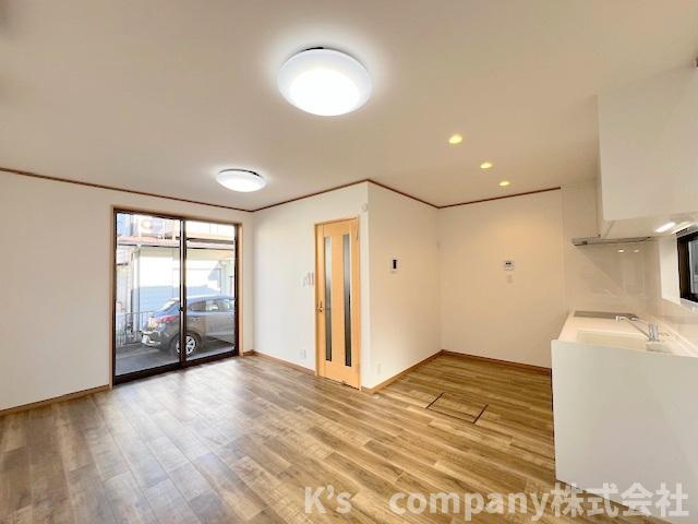 ●茅ヶ崎市高田4丁目　中古戸建の居間・リビング|リビングダイニングスペース◇陽当たりが良くご家族がくつろぐ憩いのスペースになります◇