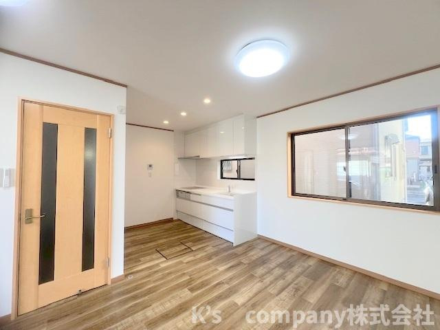 ●茅ヶ崎市高田4丁目　中古戸建の居間・リビング|ご家族が近くに感じながらお料理ができるキッチンスペースが見えます◇