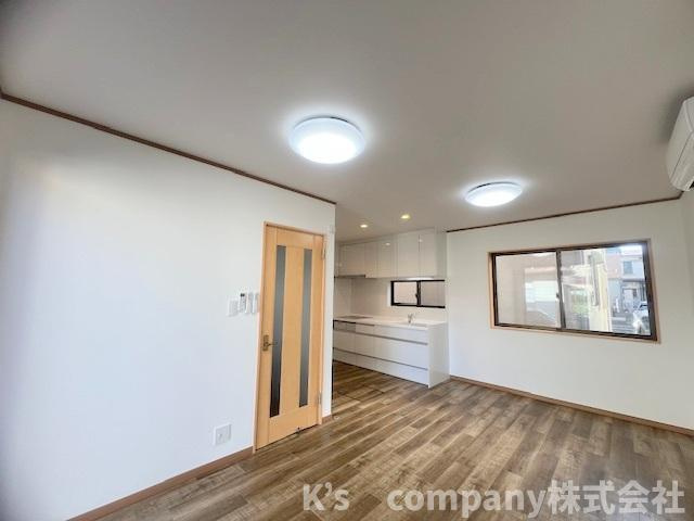 ●茅ヶ崎市高田4丁目　中古戸建のキッチン|キッチンの正面には窓があり、自然光が手元を明るく照らしてくれます☆