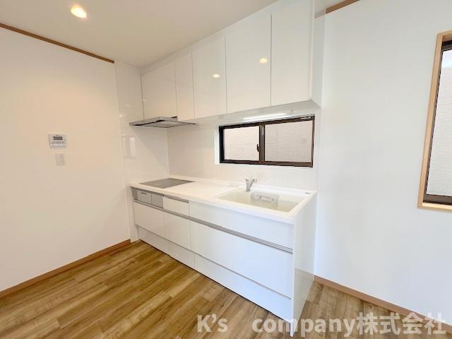 ●茅ヶ崎市高田4丁目　中古戸建のキッチン|吊戸棚収納が充実しています◇普段使いのない調理器具や調理家電の保管にも役立ちます◇