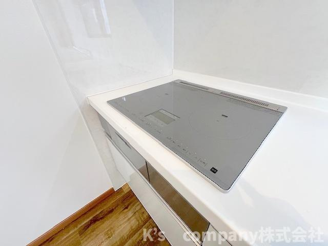 ●茅ヶ崎市高田4丁目　中古戸建のキッチン|小さいお子様のいるご家庭にも安心なIHクッキングヒーター☆