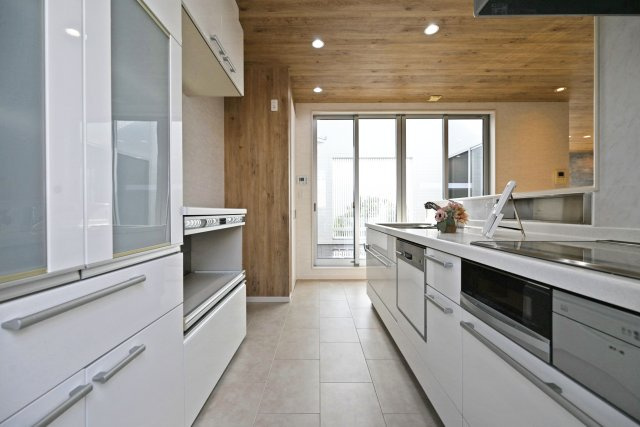 宝塚市山手台東5丁目中古戸建│3LDK+並列駐車2台可のキッチン|後ろのカップボードには大容量の収納が可能。また対面式キッチンでありながらまるで二型のような使い方も視野に入ってくる設計です。レンジや炊飯器等が格納できる電源付きスライドボードも手前に完備しています。