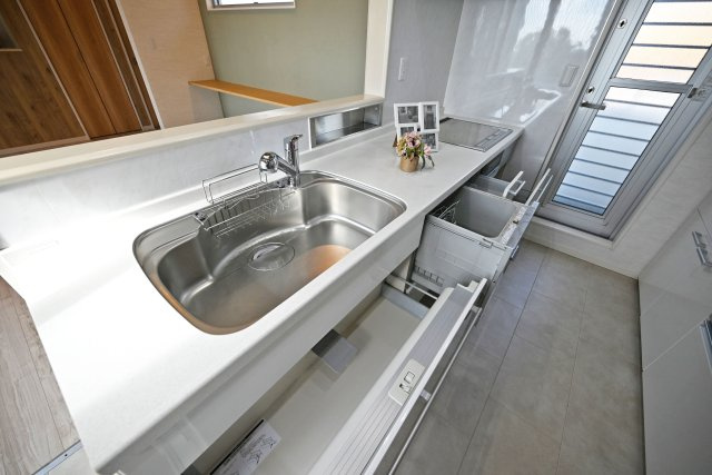 宝塚市山手台東5丁目中古戸建│3LDK+並列駐車2台可のキッチン|ワークトップは十分な広さがあるW2550タイプ。調理台下いっぱいに収納を設け、包丁のホルダーや調味料専用の引き出しも備えています。本分譲地は食洗機が標準装備されています。