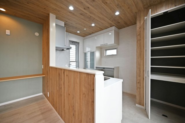 宝塚市山手台東5丁目中古戸建│3LDK+並列駐車2台可のキッチン|キッチンの内観写真です。大容量収納を搭載したユニットは実生活上のすっきりとしたLDKを実現します。可動棚収納も設けられており、高さを調整して日常品や掃除用品など幅広く収納可能。