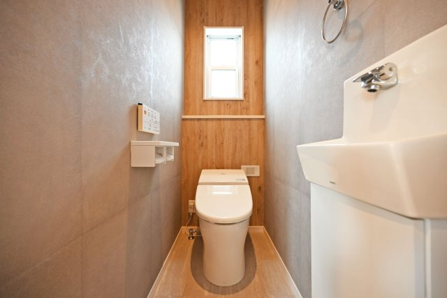 宝塚市山手台東5丁目中古戸建│3LDK+並列駐車2台可のトイレ|2階トイレはタンクレストイレに手洗い器を採用、実用性にも見た目にも充実した空間に仕上がっています。