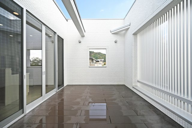 宝塚市山手台東5丁目中古戸建│3LDK+並列駐車2台可のバルコニー|プライバシーが確保された広々バルコニーです。
ガーデンテーブルセットが置ける広さとなっております。