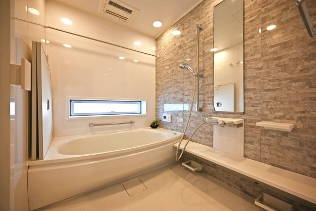 宝塚市山手台東5丁目中古戸建│3LDK+並列駐車2台可の浴室|1階浴室に入ってすぐの内観です。浴室暖房乾燥機付き仕様、一日の疲れを癒す心地よいバスタイムを実現します！