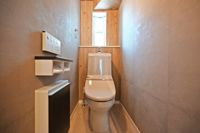 宝塚市山手台東5丁目中古戸建│3LDK+並列駐車2台可のトイレ|1階トイレの内観写真です。 ウォッシュトイレを導入しています。