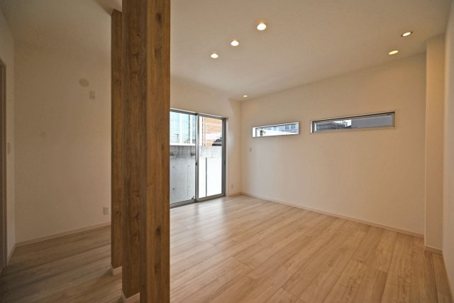 宝塚市山手台東5丁目中古戸建│3LDK+並列駐車2台可の洋室|2階主寝室想定洋室に入ってすぐの内観写真です。上部にはダウンライト配置されており、側の窓には横スリットの高窓が採用されています。広さは約9帖でキングサイズベットの配置も可能です。