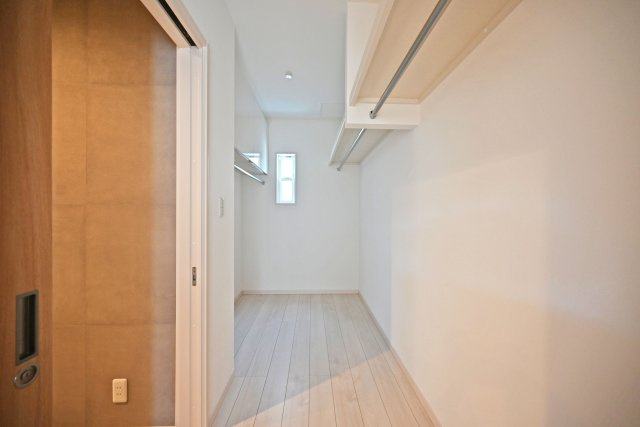 宝塚市山手台東5丁目中古戸建│3LDK+並列駐車2台可の収納|1階主寝室にはWICLを備えており、夫婦のプライベート用品をすっきり収納することが出来ます。
洗面室からも行き来出来るので、ファミリークロークとしてもご活用頂けます。