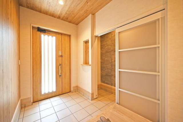 宝塚市山手台東5丁目中古戸建│3LDK+並列駐車2台可の玄関|1階玄関を廊下側から撮影した内観写真です。 十分な容量のシューズクロークを完備×広々とした空間が魅力！