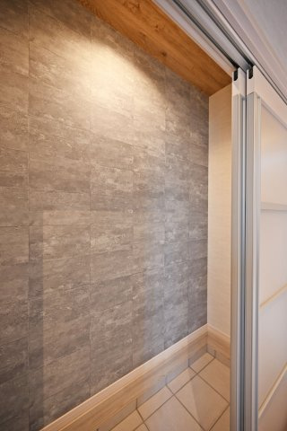 宝塚市山手台東5丁目中古戸建│3LDK+並列駐車2台可の玄関|1階玄関に入ってすぐ右手にある土間続きのシューズインクロークです。ベビーカーやアウトドアグッズなど収納することが出来ます。土間続きのため汚れた長物も宅内に保管可能です。