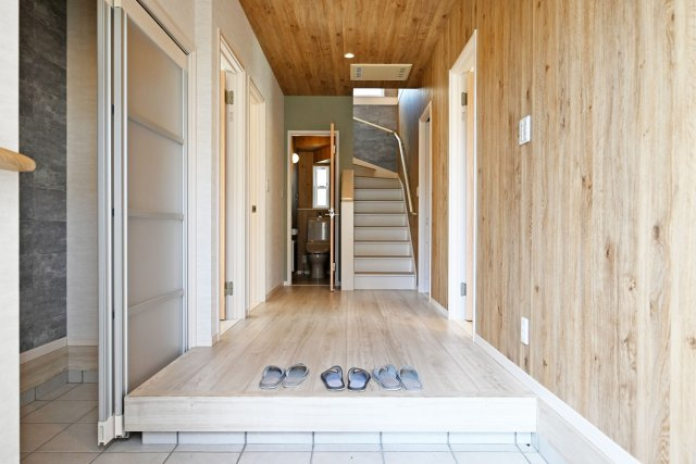 宝塚市山手台東5丁目中古戸建│3LDK+並列駐車2台可の玄関|1階玄関に入ってすぐの内観写真です。 シューズクロークを備えた収納量・動線ともに優れた設計。