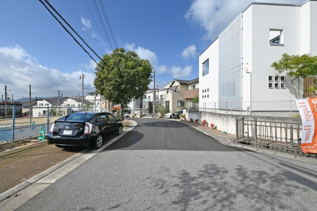 宝塚市山手台東5丁目中古戸建│3LDK+並列駐車2台可の前面道路含む現地写真|南側道路幅は約9.1ｍ幅です。