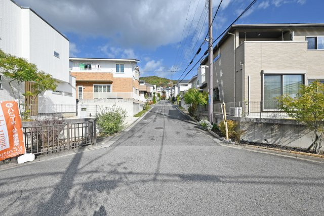 宝塚市山手台東5丁目中古戸建│3LDK+並列駐車2台可の前面道路含む現地写真|東側道路幅は約6.0ｍ幅です。