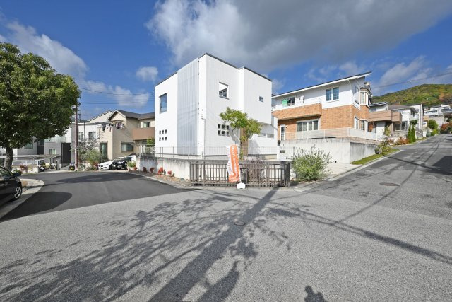宝塚市山手台東5丁目中古戸建│3LDK+並列駐車2台可の前面道路含む現地写真|南東角地の為、日当たり良好です。
道路幅も広々としているので、駐車の際も安心です。