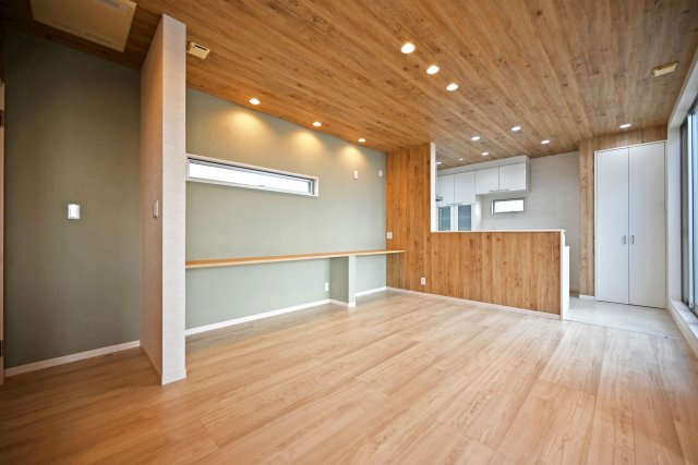 宝塚市山手台東5丁目中古戸建│3LDK+並列駐車2台可の居間・リビング|対面式キッチンやスタディーコーナー採用で家族同士のつながりを感じやすい設計を基調としています。アクセントクロスやダウンライトを配置しており、色と光のメリハリの利いた内装に仕上がりました。