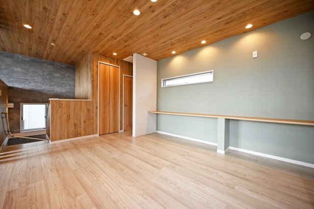 宝塚市山手台東5丁目中古戸建│3LDK+並列駐車2台可の居間・リビング|入ってすぐのリビングの印象は、「広く落ち着いた空間」です。ワイド滑り出し窓やアクセントクロス、スタディーコーナーを設けるなどLDKに一工夫加えられています。