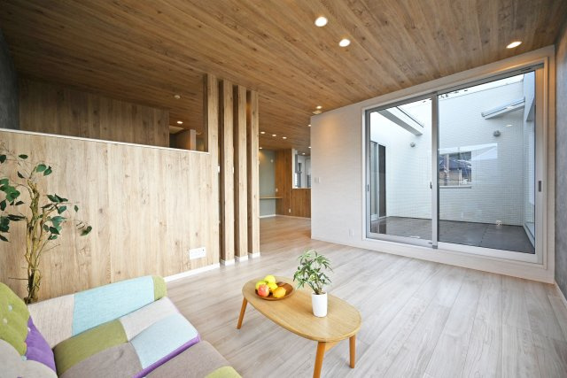 宝塚市山手台東5丁目中古戸建│3LDK+並列駐車2台可の居間・リビング|ダウンライトが贅沢に配置されたラグジュアリーな仕様。 いつまでも愛着を持って住み続ける事ができるように、デザインや細部の素材にもこだわった洗練されたリフォーム内容が魅力です。