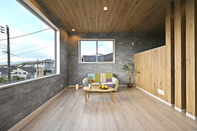 宝塚市山手台東5丁目中古戸建│3LDK+並列駐車2台可の居間・リビング|写真のような天井に木目のアクセントクロスを配置することで空間の住み分けや飽きの来ない生活を実現させます。