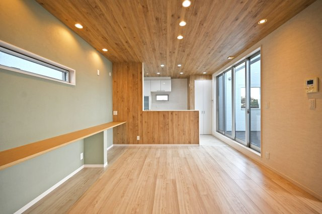 宝塚市山手台東5丁目中古戸建│3LDK+並列駐車2台可の居間・リビング|2階LDKは約22.8帖でゆとりある広さです。 インテリア配置に困らない間取り設計に加え、お子様のいる世帯に必要な部屋数を備えた物件です。