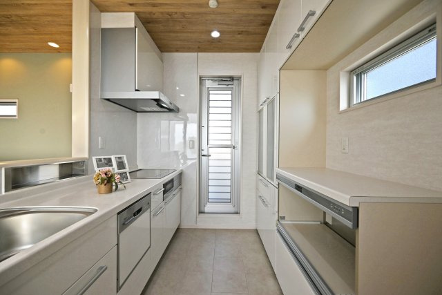 宝塚市山手台東5丁目中古戸建│3LDK+並列駐車2台可のキッチン|2階キッチンの内観写真です。対面式キッチンを採用しているため視界は広く、ご家族間やご来訪者とのコミュニケーションも一体的に取り易くなっております。IHコンロ仕様でお掃除の際も楽々です！