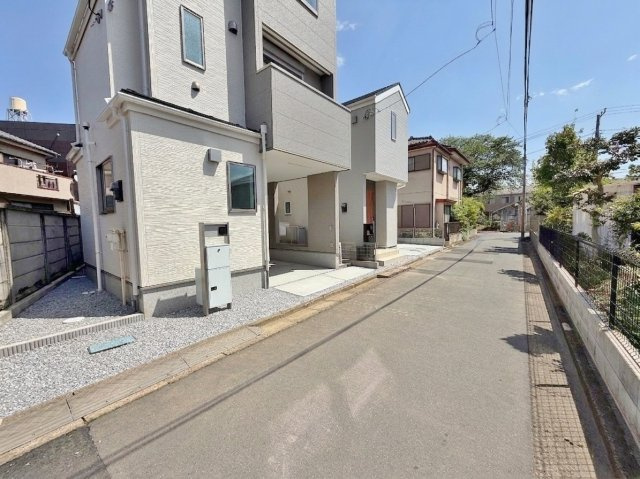 練馬区平和台3丁目 全3棟 3号棟の前面道路含む現地写真|東京メトロ有楽町線・副都心線「氷川台」「平和台」駅徒歩12分
西側約4.0ｍ公道に面する全3棟
