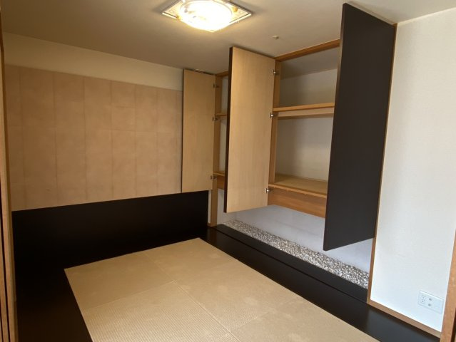 アルファステイツ神拝の和室|和室を活かした多目的な空間。お昼寝や趣味のスペース、客間としても重宝し、畳の香りが心に安らぎを与えてくれます。洋室とは異なる趣があり、ライフスタイルに合わせて柔軟に使い分けられるのが魅力。