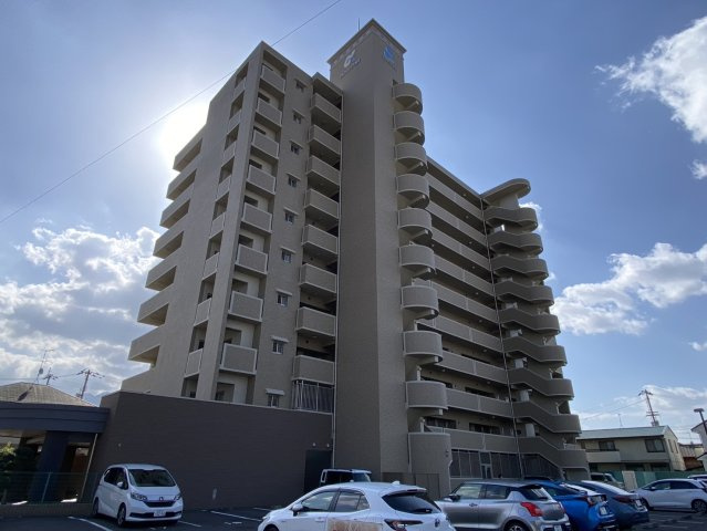 アルファステイツ神拝の外観|RC造10階建の重厚感ある佇まい。周囲の街並みに調和しつつ、洗練されたデザインが住む人の誇りを高めます。オートロック付きのエントランスが安心の象徴となり、家族の帰りを優しく出迎えるマンション。
