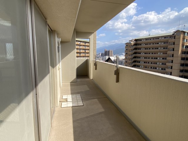 アルファステイツ神拝のバルコニー|広々としたスペースが、住まいのゆとりを象徴しています。お洗濯物を干すだけでなく、ちょっとした気分転換にも最適な場所。南向きの明るい陽射しが室内にまで届き、住まい全体を明るく活気あるものにします。