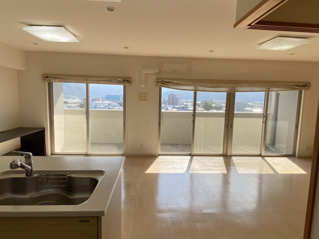 アルファステイツ神拝の居間・リビング|7階からの眺望と一体となる広々としたリビング。対面キッチンから部屋全体を見渡せるため、お子様の遊びを見守りながら寛げます。家具の配置も思いのままに楽しめる広さが、住む人の個性を引き立てます。