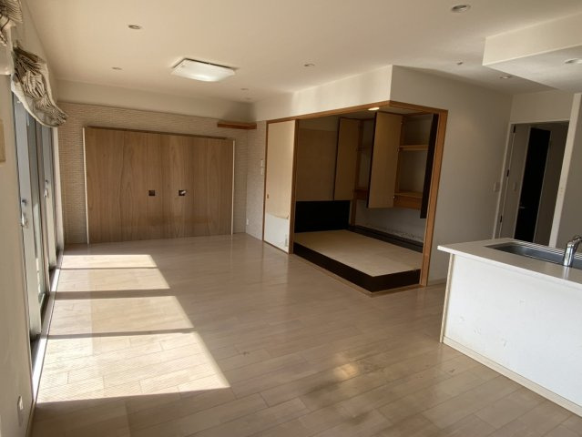 アルファステイツ神拝の居間・リビング|バルコニーと繋がり、内と外が一体化したような開放的な空間。32平米超のバルコニーから吹き抜ける風が心地よく、四季の移ろいを肌で感じられます。上質な時間が流れる、家族にとってかけがえのない拠点。