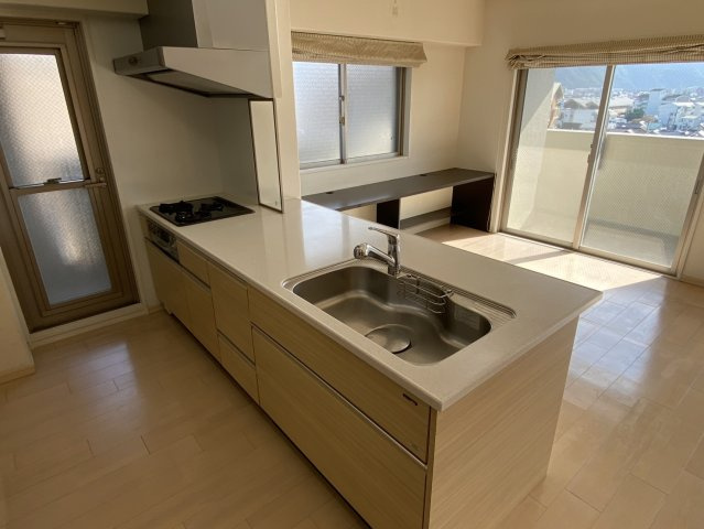 アルファステイツ神拝のキッチン|家族の様子を見守りながらお料理ができる対面式システムキッチン。20畳超のLDKと一体感があり、配膳や片付けもスムーズです。使い勝手の良い設計が、毎日の家事時間をより楽しく効率的なものに変えてくれます。