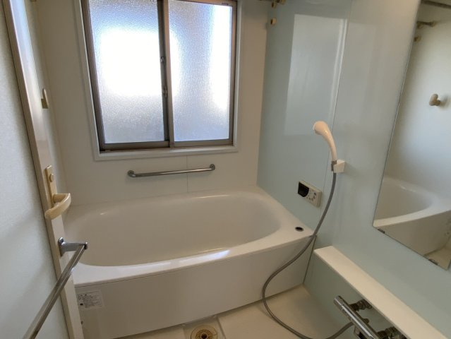 アルファステイツ神拝の浴室|マンションでは珍しい窓付きの浴室。自然換気がしやすく、湿気やカビを抑えて常に清潔な空間を保てます。明るい光が差し込むバスタイムは、一日の疲れを優しく解き放つ極上のリラックスタイムを演出します。