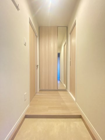 【玄関】 | グレイス武蔵中原Ⅱ | デッドスペースを排除した玄関廊下部分　姿見、コートハンガー設置