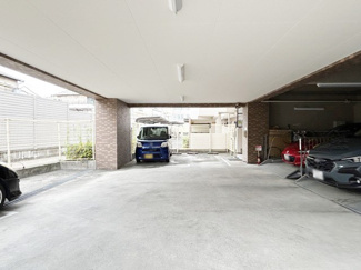 【駐車場】 | マンションの駐車場スペース。空きの有無や駐車料金、サイズ規定などについては、改めてお問い合わせください。～即日のご見学可能～　お問合せはお気軽にどうぞ。