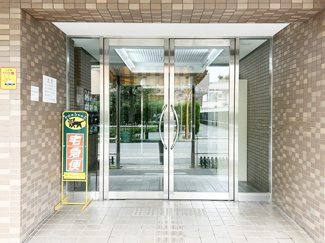 【エントランス】 | オートロックを備えた、マンションのエントランス。やはりセキュリティの観点は欠かすことができません。皆様を“安全”に送り出し、出迎えてくれます。～即日のご見学可能～　お問合せはお気軽にどうぞ。