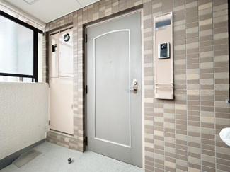 【その他共用部分】 | 皆様をお迎えする、お部屋の玄関ドア。開けやすさや開放角度、ドアノブの操作しやすさや鍵の形状などを、現地で一度ご確認ください。～即日のご見学可能～　お問合せはお気軽にどうぞ。